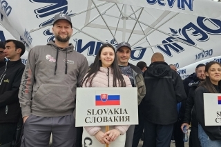 Slávnostný nástup krajín na námestí v Devíne.